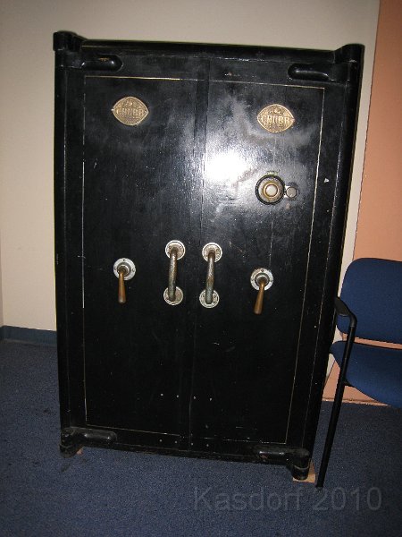Queen Mary 2010 0515.JPG - An old safe I saw sitting in a vacant room.